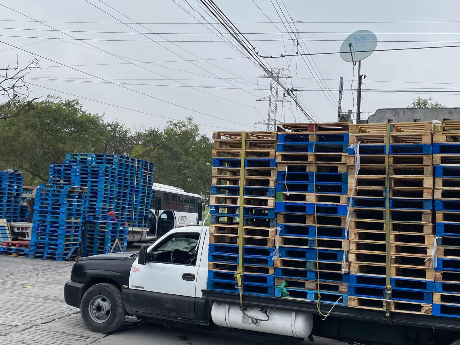 Camioneta estacionada con tarimas en la parte trasera